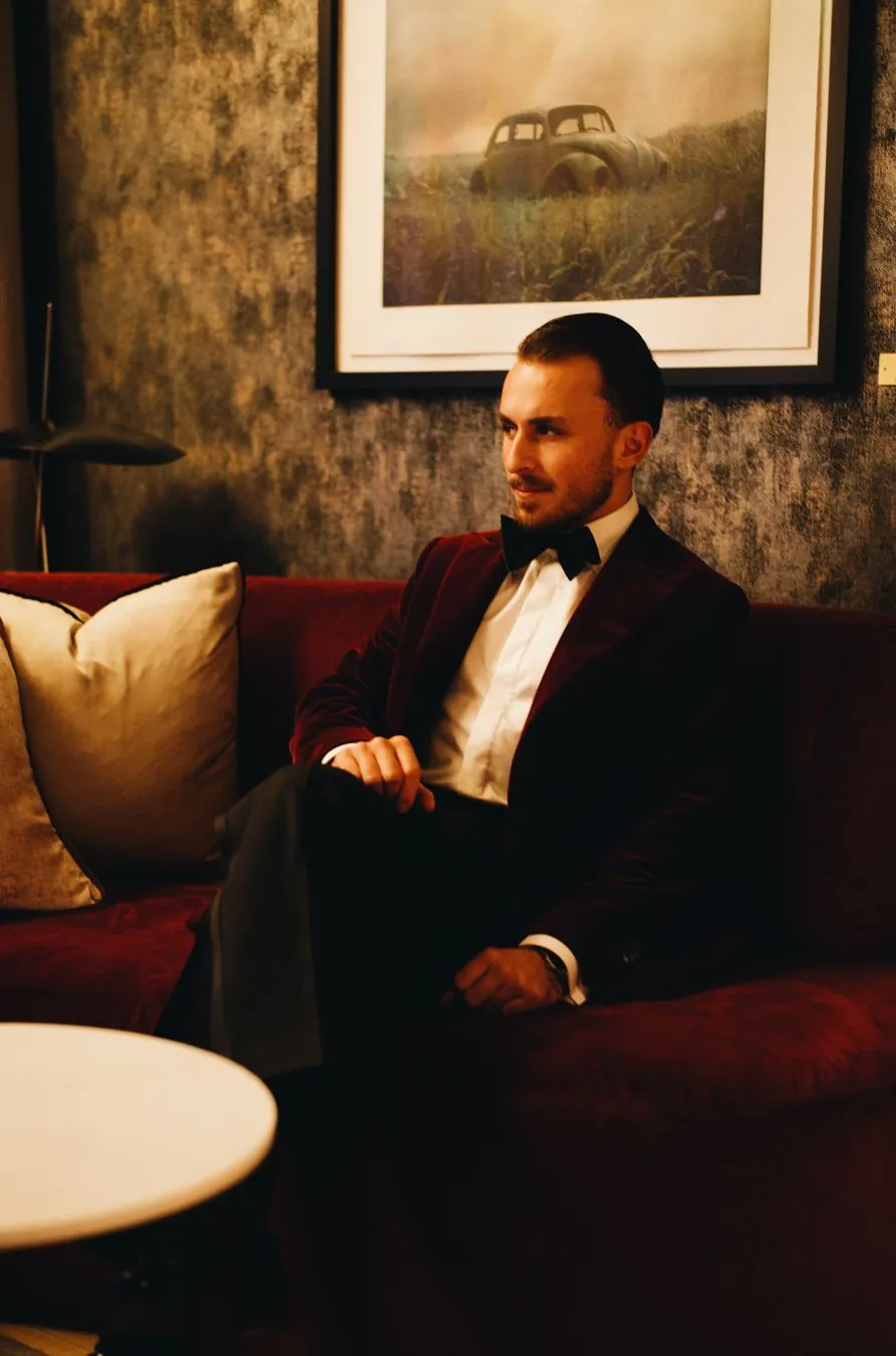 Rød velvet smokingjakke, seremoniell bekledning fra Sabiro Tailoring
