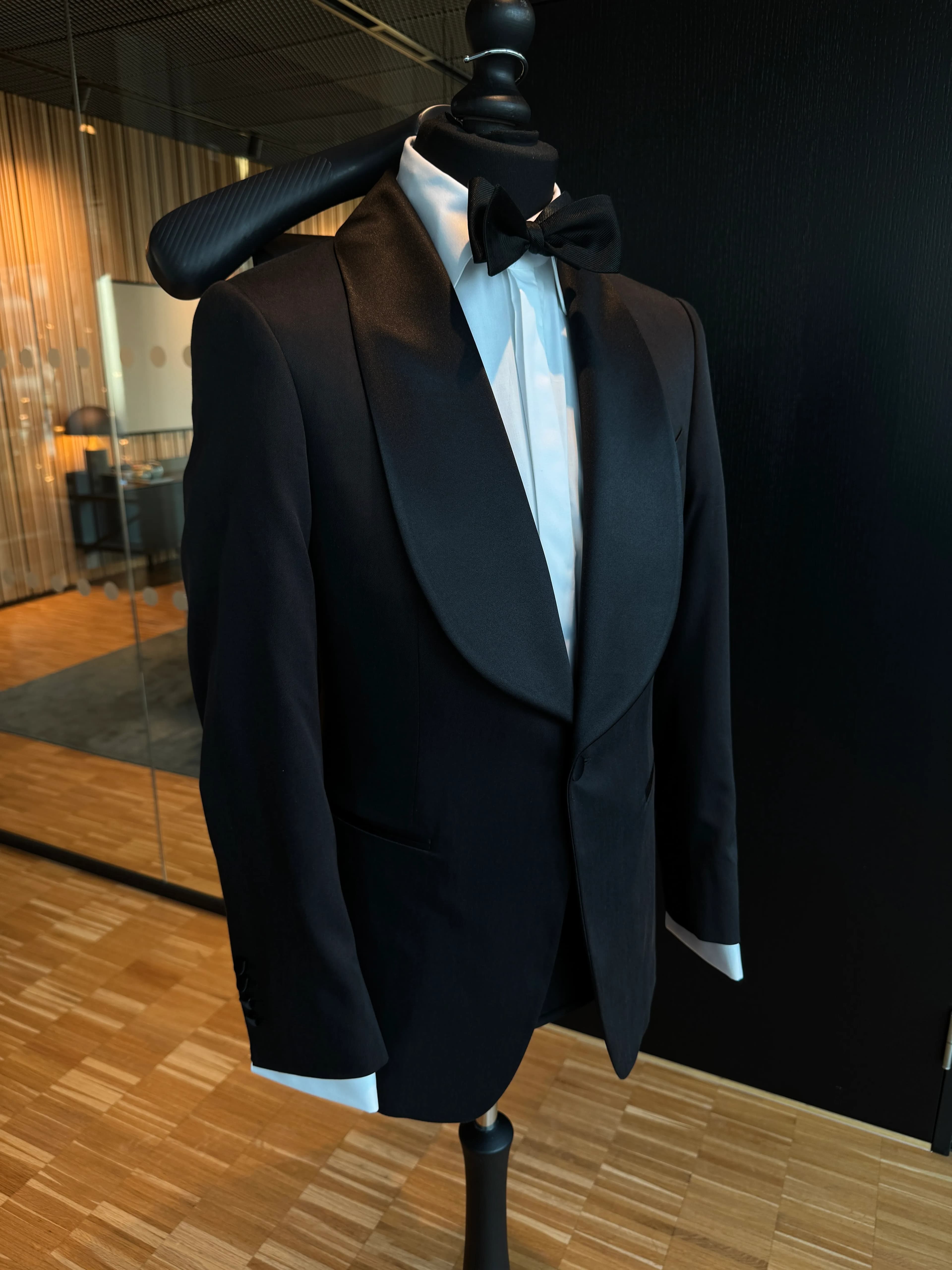 Enkeltspent sort smoking i 100% silke fra Zegna