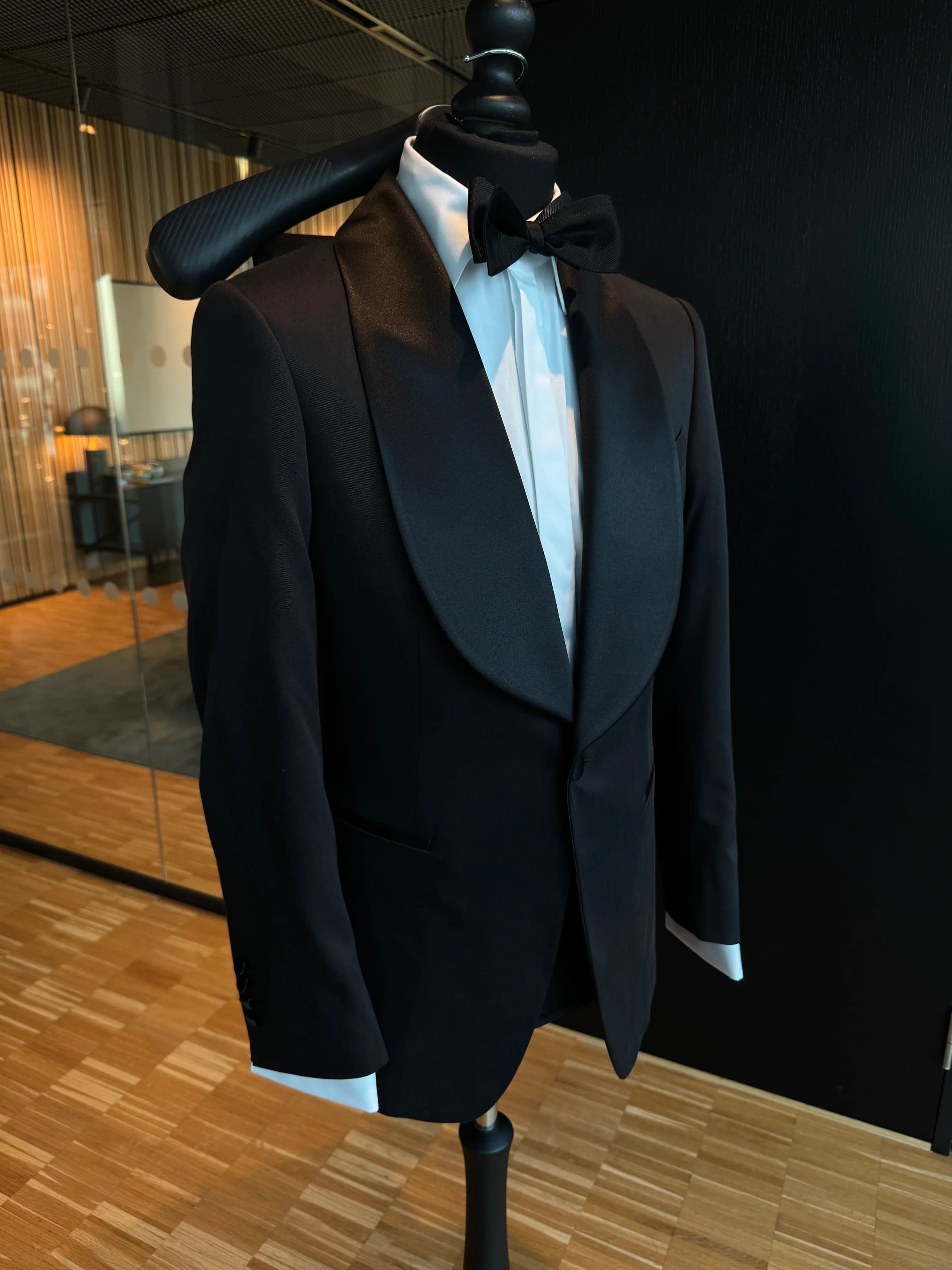 Enkeltspent sort smoking i 100% silke fra Zegna